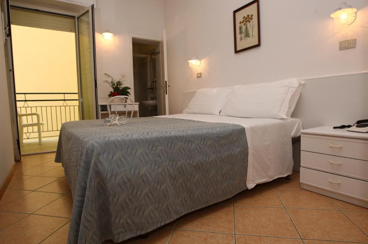 Hotel Athena B&B Gabicce Mare Bagian luar foto