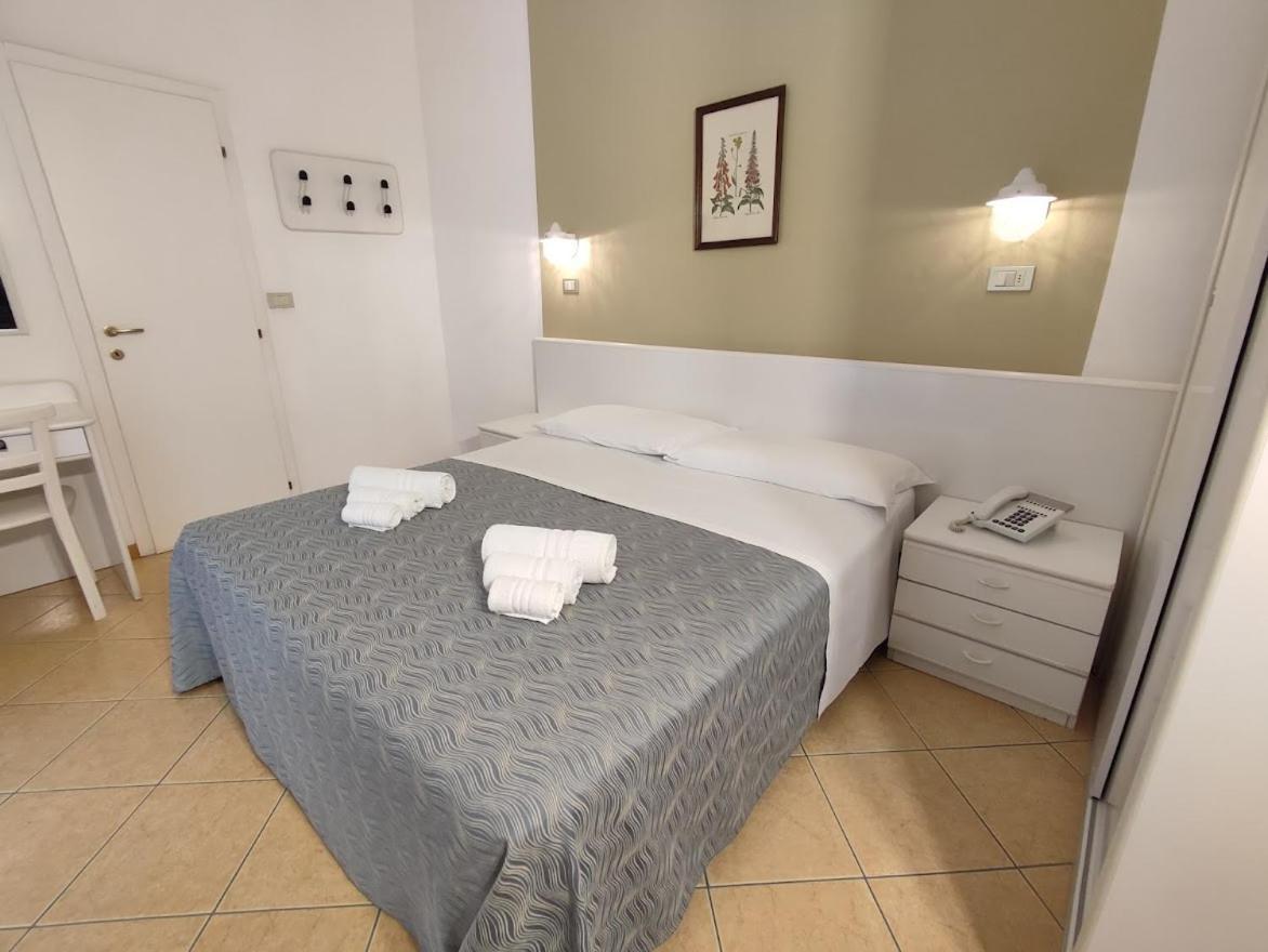 Hotel Athena B&B Gabicce Mare Bagian luar foto
