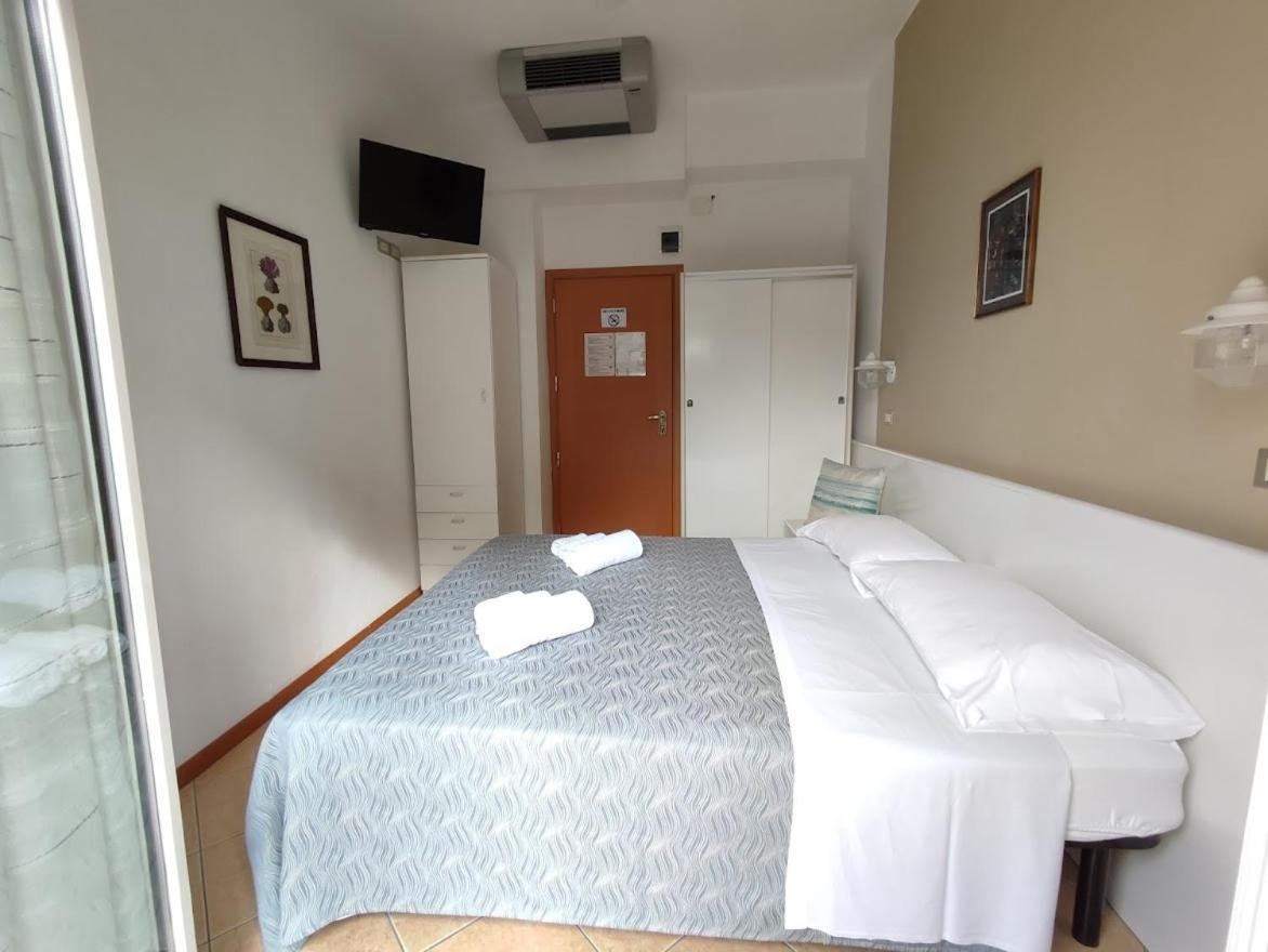 Hotel Athena B&B Gabicce Mare Bagian luar foto
