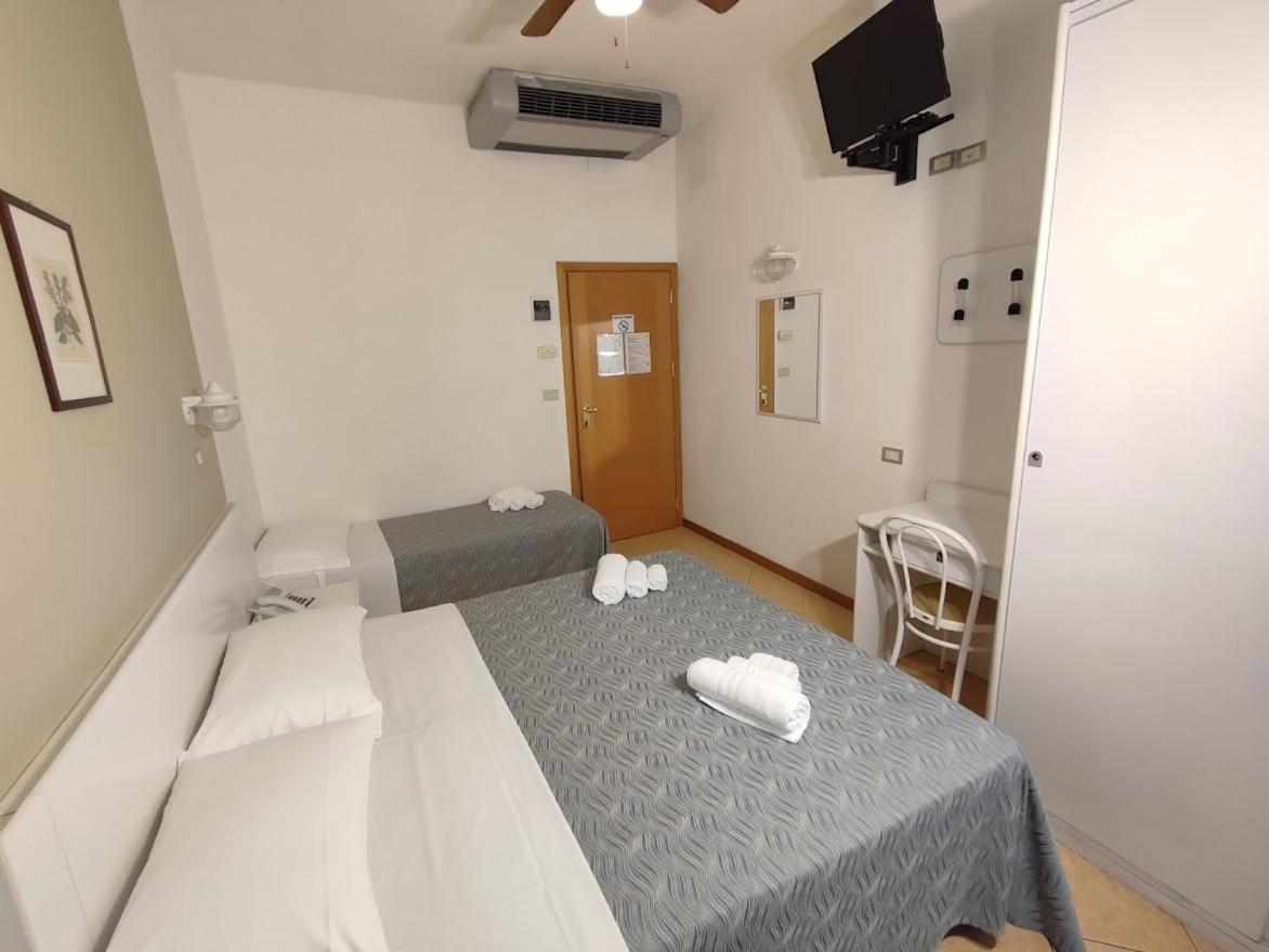 Hotel Athena B&B Gabicce Mare Bagian luar foto