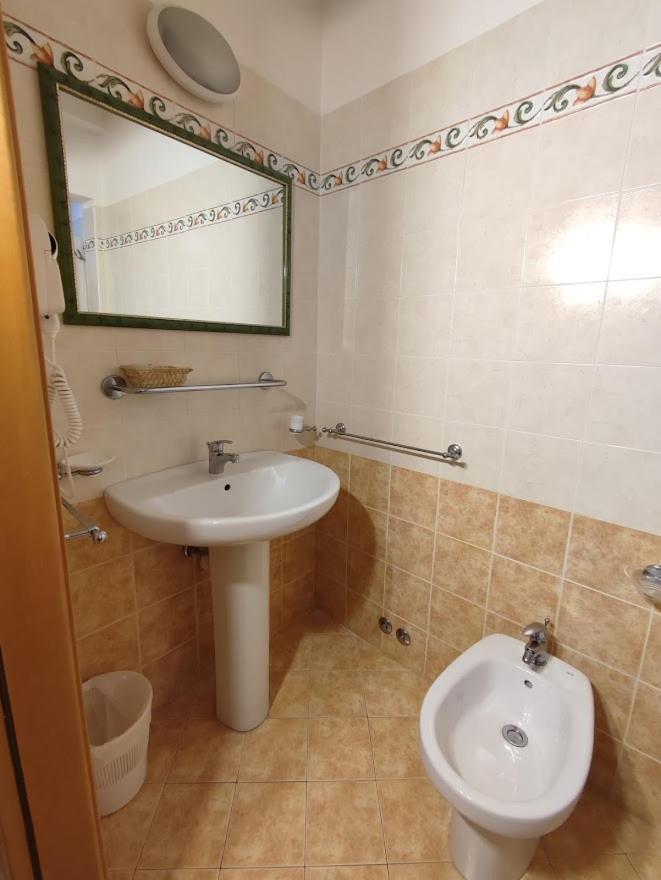 Hotel Athena B&B Gabicce Mare Bagian luar foto