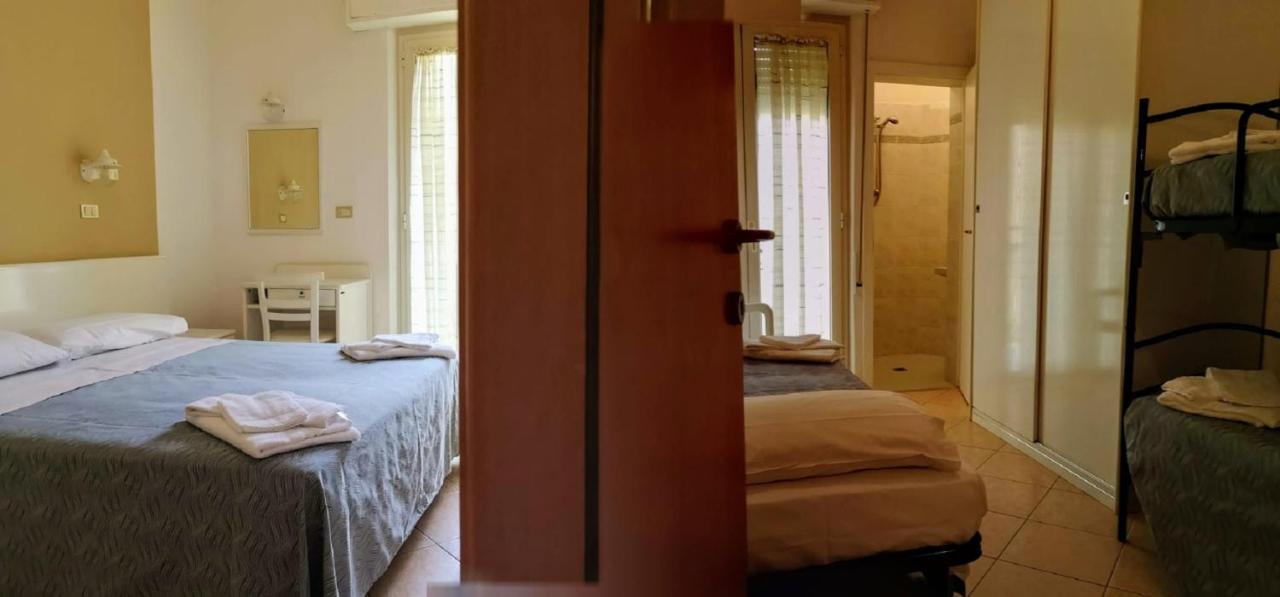 Hotel Athena B&B Gabicce Mare Bagian luar foto