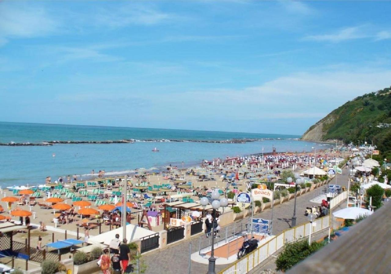 Hotel Athena B&B Gabicce Mare Bagian luar foto